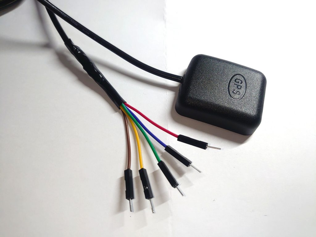 GPSユニットとオスピン5Cケーブルをハンダ付け
